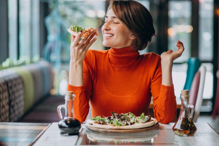 Mindful Eating; Title: Mindful Eating, Solusi Makan Sehat Meski Sibuk Kerja